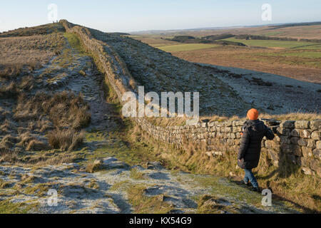 Mur d'Hadrien, au Royaume-Uni. 07Th Jan, 2018. Vues de marcheurs au mur d'Hadrien près de Fort romain de Housesteads dans Northumberland par un beau jour d'hiver. Date de la photo : Dimanche, Janvier 7, 2018. Credit : Roger Garfield/Alamy Live News Banque D'Images