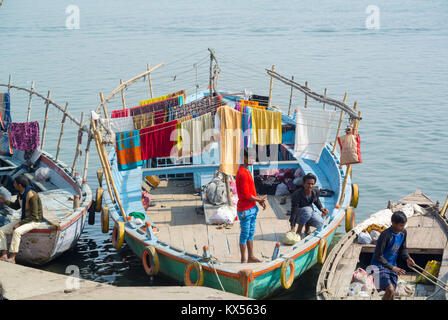 Varanasi, Uttar Pradesh, Inde, 22th de janvier 2017, nettoyant sec à l'intérieur d'un bateau sur le fleuve Ganges Banque D'Images