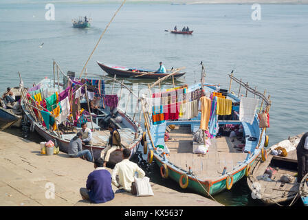 Varanasi, Uttar Pradesh, Inde, 22th de janvier 2017, nettoyant sec à l'intérieur d'un bateau sur le fleuve Ganges Banque D'Images