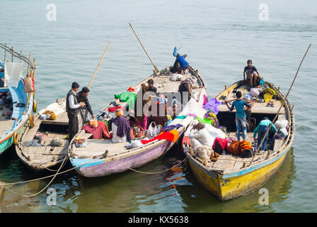 Varanasi, Uttar Pradesh, Inde, 22th de janvier 2017, nettoyant sec à l'intérieur d'un bateau sur le fleuve Ganges Banque D'Images