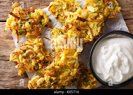 Bhajis oignon croustillant snack vegan ou entrée avec du yogourt close-up. haut horizontale Vue de dessus Banque D'Images