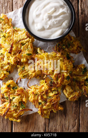 Bhajis oignon croustillant snack vegan ou entrée avec du yogourt close-up. vertical haut Vue de dessus Banque D'Images