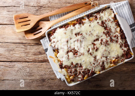 Million Dollar pâtes penne avec du fromage et de la viande bovine, close-up dans un plat allant au four, sur la table. haut horizontale Vue de dessus Banque D'Images