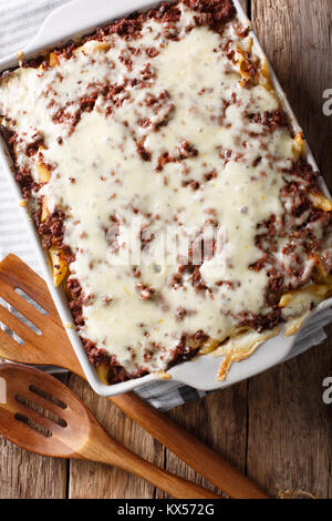 Million Dollar pâtes penne avec du fromage et de la viande bovine, close-up dans un plat allant au four, sur la table. vertical haut Vue de dessus Banque D'Images