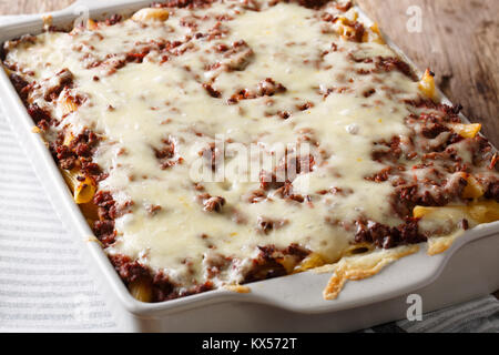 Million dollar cocotte de pâtes avec de la viande et du fromage dans un plat allant au four, gros plan sur la table horizontale. Banque D'Images