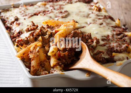 Million Dollar pâtes penne avec du fromage et de la viande bovine, close-up dans un plat allant au four, sur la table. L'horizontale Banque D'Images