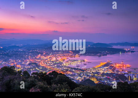 L'aube sur les toits de Sasebo, Nagasaki, Japon. Banque D'Images