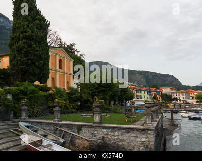 Village Tremezzina sur le célèbre lac de Côme en hiver. Italie Banque D'Images