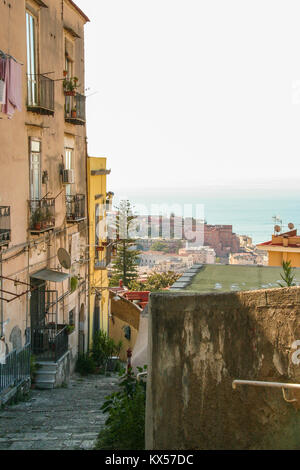 Vieux long escalier de Petraio, menant du centre de Naples à la colline de Vomero, avec vue sur la cité et son golfe Banque D'Images