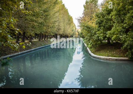 Jardins de la vieille rivière à sec de la rivière Turia reflet des arbres dans l'eau artificielle Banque D'Images