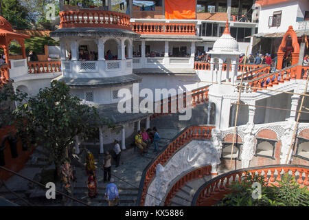 Dans la région de Pokhara, Népal, grand escalier mènent à Gupteshwor Mahadev Cave, dédié à au dieu hindou Shiva. Banque D'Images