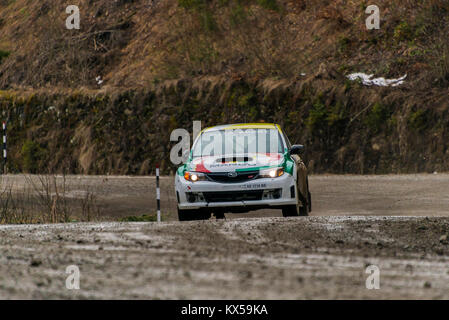 Nyzni Worota, Ukraine - Mars 13, 2016 : Inconnu racer sur la marque automobile Subaru Impreza surmonter la piste au rassemblement annuel des pics d'hiver, près de Banque D'Images