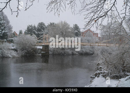 Photographe des enfants prennent des photos de la scène de neige pont Victoria Hereford Royaume-Uni Décembre 2017 Banque D'Images