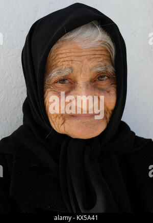 Portrait d'une femme chypriote devant sa maison dans la vieille ville de Paphos, Chypre. Banque D'Images