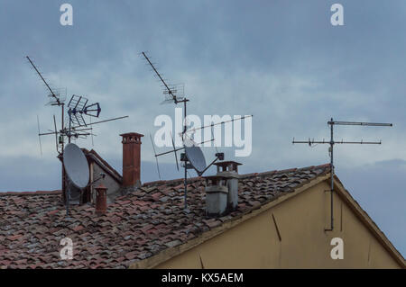 Beaucoup de différents types d'antennes sur le toit d'un bâtiment Banque D'Images