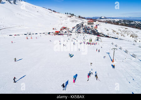 Vue aérienne de skieurs de ski dans la chaîne de montagnes Vasilitsa du Pinde, en Grèce. Banque D'Images