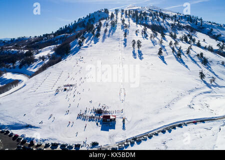 Vue aérienne de skieurs de ski dans la chaîne de montagnes Vasilitsa du Pinde, en Grèce. Banque D'Images