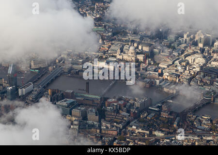 Vue aérienne de la Thames et la cathédrale de St Paul, éclairé par la lumière du soleil au milieu des nuages. Banque D'Images