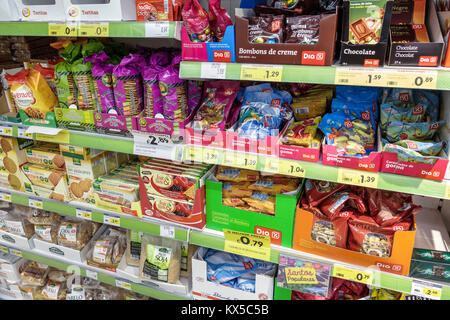 Lisbonne Portugal,Rua Alexandre Herculano,Supermercado Minipunco,supermarché,épicerie,étagères étagères,biscuits,chocolats,collations sucrées,disca Banque D'Images