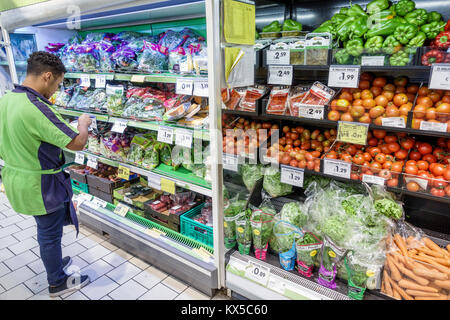 Lisbonne Portugal,Rua Alexandre Herculano,Supermercado Minipunco,supermarché,épicerie,produits,légumes,salades,boîte réfrigérée,tomates,poivrons, Banque D'Images