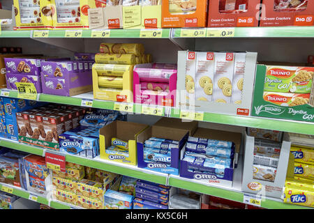 Lisbonne Portugal,Rua Alexandre Herculano,Supermercado Minipunco,supermarché,épicerie,étagères,biscuits,Oreo,collations sucrées,vente hispanique Banque D'Images