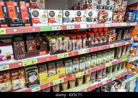 Lisbonne Portugal,Rua Alexandre Herculano,Supermercado Minipunco,supermarché,épicerie,étagères,café,Nescafé,afficher vente hispanique,immigré Banque D'Images