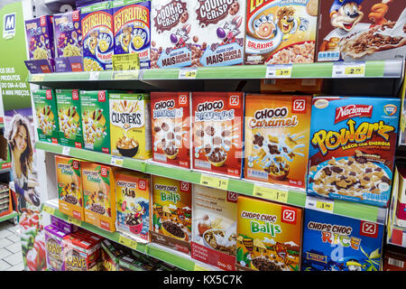 Lisbonne Portugal,Rua Alexandre Herculano,Supermercado Minipunco,supermarché,épicerie,étagères étagères,petit déjeuner,céréales,marque,afficher vente pr Banque D'Images