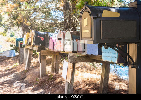 Ligne colorée d'ancien et de boîtes aux lettres typiques le long de côte de Big Sur, Californie, USA. Banque D'Images