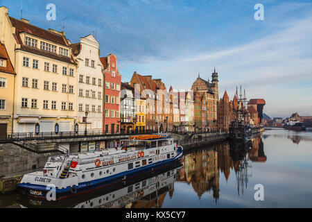 Vieilles maisons historiques le long de la rivière Motlawa à Gdansk (Dantzig), Pologne Banque D'Images