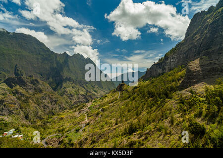 Vue large de canyon avec winding road sur l'île de la réunion et de ciel bleu avec des nuages blancs. Banque D'Images