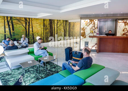 Lisbonne Portugal,marques de Pombal,Fenix Garden,hôtel,réception enregistrement réservation enregistrement,hall,clients,hommes Banque D'Images