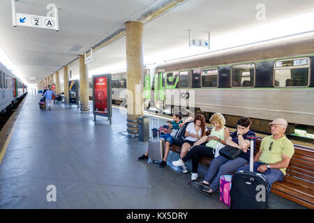 Lisbonne Portugal,Santa Apolonia,Comboios de Portugal,chemin de fer,train,gare,terminus,voie,plate-forme,passagers rider riders,assis,en attente,être Banque D'Images