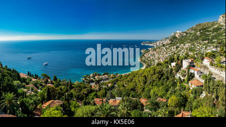 Large vue de Roquebrune Cap Martin et les collines environnantes et la mer bleue et des yachts Banque D'Images