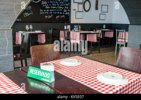 Coimbra Portugal, centre historique, quartier, restaurant restaurants restauration café cafés, vide, rouge, tablecloth à carreaux, panneau, siège réservé, hispanique Banque D'Images