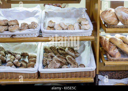 Coimbra Portugal,centre historique,Avenida Fernao de Magalhaes,Arco Iris,boulangerie,vitrine,pain,panier,intérieur,hispanique latin Latino ethnique m Banque D'Images