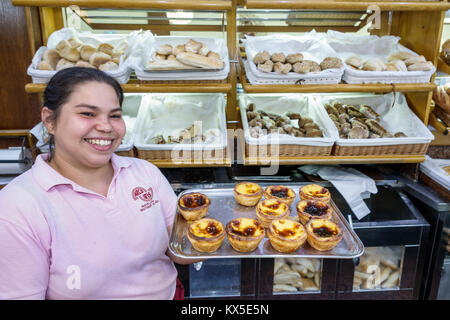 Coimbra Portugal,centre historique,Avenida Fernao de Magalhaes,Arco Iris,boulangerie,pain,panier,hispanique,immigrants,femme femme femme,holding tr Banque D'Images