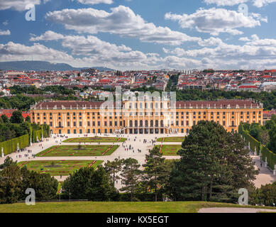 Célèbre Palais Schönbrunn avec jardins à Vienne, Autriche Banque D'Images