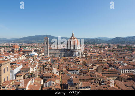 Italie, Florence - 18 mai 2017 : le point de vue de la cathédrale de Florence et toits rouges dans une journée ensoleillée le 18 mai 2017 à Florence, Toscane, Italie. Banque D'Images