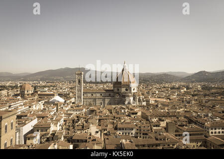 Italie, Florence - 18 mai 2017 : l'avis de la ville de Florence et la cathédrale de Florence en une journée ensoleillée le 18 mai 2017 à Florence, Toscane, Italie. Banque D'Images