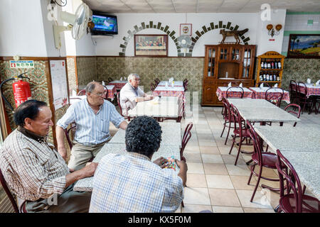 Coimbra Portugal, centre historique, bar de quartier bars, restaurant restaurants repas manger dehors café cafés bistrot, adultes homme hommes, senio Banque D'Images