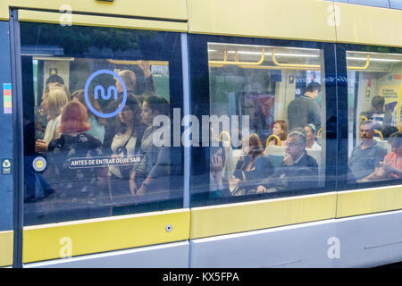 Porto Portugal,Metro do Porto,métro,station,plate-forme,train,extérieur,vue par fenêtre,hispanique,immigrants,passagers commu Banque D'Images