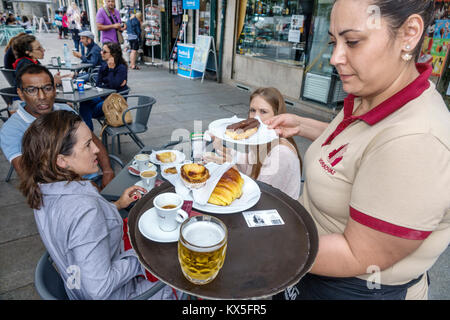 Porto Portugal, centre historique, Muralhas do Olival, café, boulangerie, al fresco, trottoir extérieur tables repas rue café, café, hispanique la Banque D'Images