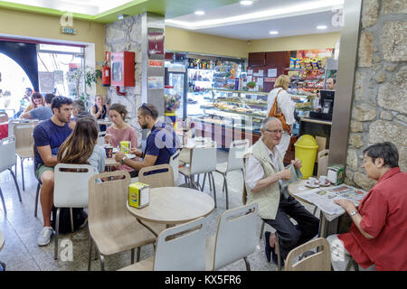 Porto Portugal, centre historique, Muralhas do Olival, café, boulangerie, café, hispanique Latin Latino minorité ethnique, immigrants, adultes m Banque D'Images