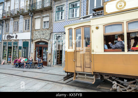 Porto Portugal,Baixa,centre historique,Rua da Assuncao,trolley,immeubles résidentiels,hispanique,immigrants,Portugais,PT170707076 Banque D'Images