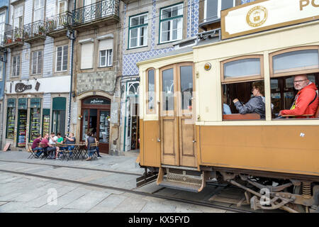 Porto Portugal,Baixa,centre historique,Rua da Assuncao,trolley,adulte homme hommes,passager passagers rider riders,résidentiel appartement Banque D'Images