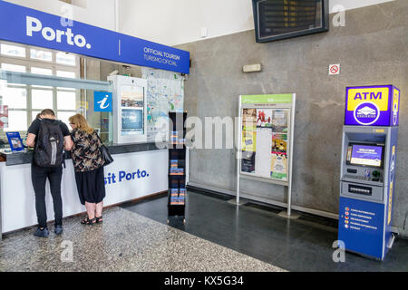 Porto Portugal,Campanha,gare ferroviaire,train,terminal,office de tourisme officiel,comptoir,homme hommes,femme femmes,guichet automatique,service d'assistance,hispanique, Banque D'Images