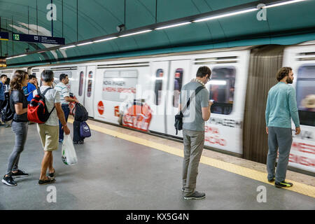 Lisbonne Portugal,marques de Pombal,Metro Lisboa,transport en commun,métro,station,plate-forme,hispanique,immigrants,passagers,attente,homme hommes ma Banque D'Images