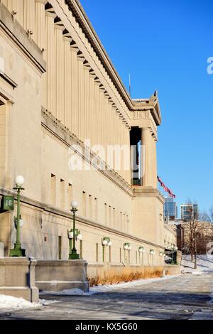 Des colonnes doriques et de style néo-classique de Chicago's Soldier Field, juste au sud du centre-ville. Le stade a ouvert ses portes en 1924. Chicago, Illinois, USA. Banque D'Images