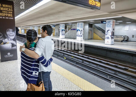 Lisbonne Portugal,Restauradores,Metro Lisboa,transports en commun,transports en commun,métro,station,plate-forme,hispanique Latin Latino minorité ethnique,immigrant Banque D'Images