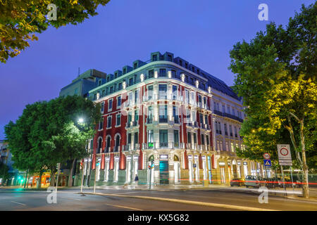 Lisbonne Portugal,Avenida da Liberdade,Cartier,Etoile 240 bâtiment,Pombaline architecture,crépuscule,éclairage,traînées légères,hispanique,immigrants,Port Banque D'Images